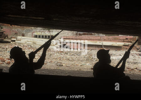 Dacca in Bangladesh. 27 apr, 2017. Operai al lavoro Keraniganj Dockyard dove lavorano su molto rischiosa senza alcuna attrezzatura di sicurezza. Credito: Md. Mehedi Hasan/ZUMA filo/Alamy Live News Foto Stock