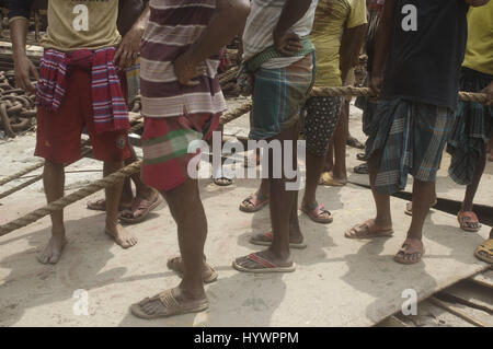 Dacca in Bangladesh. 27 apr, 2017. Operai al lavoro Keraniganj Dockyard dove lavorano su molto rischiosa senza alcuna attrezzatura di sicurezza. Credito: Md. Mehedi Hasan/ZUMA filo/Alamy Live News Foto Stock