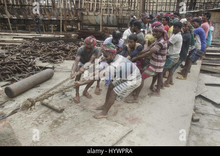 Dacca in Bangladesh. 27 apr, 2017. Operai al lavoro Keraniganj Dockyard dove lavorano su molto rischiosa senza alcuna attrezzatura di sicurezza. Credito: Md. Mehedi Hasan/ZUMA filo/Alamy Live News Foto Stock