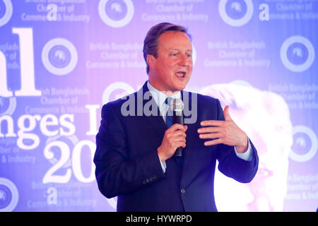 Dacca in Bangladesh. 27 apr, 2017. L'ex primo ministro britannico David Cameron indirizzi in 'sfide globali 2017' in un hotel della capitale giovedì. Credito: Muhammad Mostafigur Rahman/Alamy Live News Foto Stock