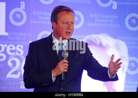 Dacca in Bangladesh. 27 apr, 2017. L'ex primo ministro britannico David Cameron indirizzi in 'sfide globali 2017' in un hotel della capitale giovedì. Credito: Muhammad Mostafigur Rahman/Alamy Live News Foto Stock