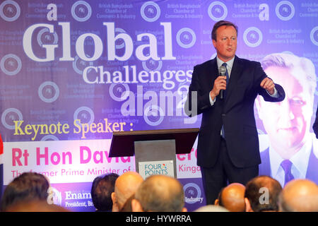 Dacca in Bangladesh. 27 apr, 2017. L'ex primo ministro britannico David Cameron indirizzi in 'sfide globali 2017' in un hotel della capitale giovedì. Credito: Muhammad Mostafigur Rahman/Alamy Live News Foto Stock