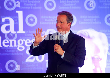 Dacca in Bangladesh. 27 apr, 2017. L'ex primo ministro britannico David Cameron indirizzi in 'sfide globali 2017' in un hotel della capitale giovedì. Credito: Muhammad Mostafigur Rahman/Alamy Live News Foto Stock