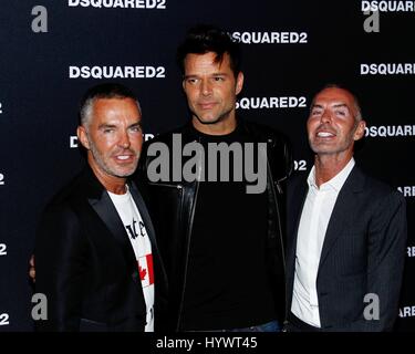 Las Vegas, NV, Stati Uniti d'America. 6 apr, 2017. Dan Caten, Ricky Martin e Dean Caten presso gli arrivi per Dsquared2 Grand Opening Party, i negozi di cristalli, Las Vegas, nanovolt Aprile 6, 2017. Credito: JA/Everett raccolta/Alamy Live News Foto Stock