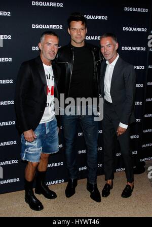 Las Vegas, NV, Stati Uniti d'America. 6 apr, 2017. Dan Caten, Ricky Martin e Dean Caten presso gli arrivi per Dsquared2 Grand Opening Party, i negozi di cristalli, Las Vegas, nanovolt Aprile 6, 2017. Credito: JA/Everett raccolta/Alamy Live News Foto Stock