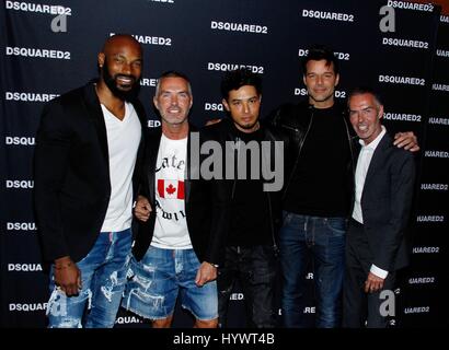 Las Vegas, NV, Stati Uniti d'America. 6 apr, 2017. Tyson Beckford, Dan Caten, Jamie King, Ricky Martin e Dean Caten presso gli arrivi per Dsquared2 Grand Opening Party, i negozi di cristalli, Las Vegas, nanovolt Aprile 6, 2017. Credito: JA/Everett raccolta/Alamy Live News Foto Stock