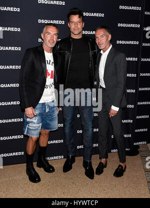 Las Vegas, Nevada, USA. 6 apr, 2017. (L-R) designer di moda Dan Caten, cantante Ricky Martin e designer di moda Dean Caten arriva alla grande apertura di Dsquared2 presso i negozi di cristalli a CityCenter Aprile 6, 2017 a Las Vegas, Nevada. Credito: David Becker/ZUMA filo/Alamy Live News Foto Stock