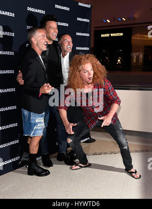 Las Vegas, Nevada, USA. 6 apr, 2017. (L-R) designer di moda Dan Caten, cantante Ricky Martin, designer di moda Dean Caten sono photobombed dal comico carota Top come essi arrivano a grande apertura di Dsquared2 presso i negozi di cristalli a CityCenter Aprile 6, 2017 a Las Vegas, Nevada. Credito: David Becker/ZUMA filo/Alamy Live News Foto Stock