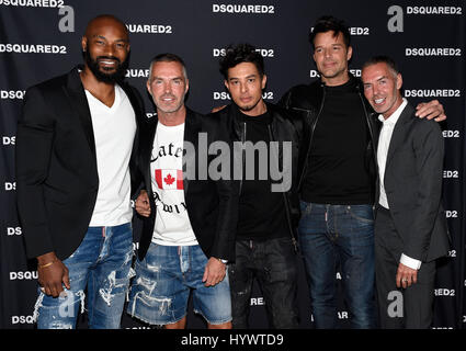 Las Vegas, Nevada, USA. 6 apr, 2017. (L-R) attore/ modello Tyson Beckford, designer di moda Dan Caten, direttore/scrittore Jamie King, cantante Ricky Martin e designer di moda Dean Caten arriva alla grande apertura di Dsquared2 presso i negozi di cristalli a CityCenter Aprile 6, 2017 a Las Vegas, Nevada. Credito: David Becker/ZUMA filo/Alamy Live News Foto Stock