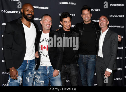 Las Vegas, Nevada, USA. 6 apr, 2017. (L-R) attore/ modello Tyson Beckford, designer di moda Dan Caten, direttore/scrittore Jamie King, cantante Ricky Martin e designer di moda Dean Caten arriva alla grande apertura di Dsquared2 presso i negozi di cristalli a CityCenter Aprile 6, 2017 a Las Vegas, Nevada. Credito: David Becker/ZUMA filo/Alamy Live News Foto Stock