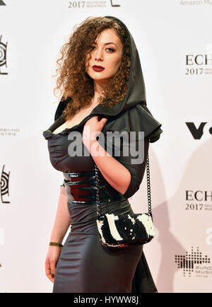 Berlino, Germania. 06 apr, 2017. Leila Lowfire arriva per la ventiseiesima edizione della musica di eco cerimonia di premiazione a Berlino, Germania, 06 aprile 2017. Foto: Jens Kalaene/dpa/Alamy Live News Foto Stock