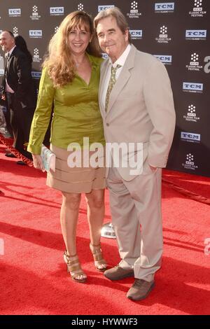 Los Angeles, CA, Stati Uniti d'America. 6 apr, 2017. Wendy ponti, Beau Bridges presso gli arrivi per il calore della notte cinquantesimo anniversario lo screening in apertura notturna Gala del 2017 TCM Classic Film Festival, TCL teatro cinese (in precedenza Grauman's), Los Angeles, CA Aprile 6, 2017. Credito: Priscilla concedere/Everett raccolta/Alamy Live News Foto Stock