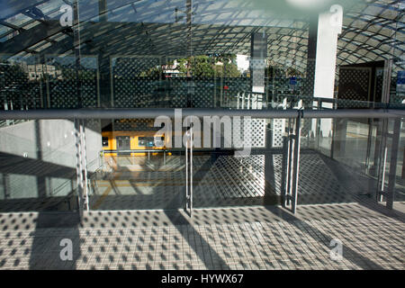 Buenos Aires, Argentina. 6 apr, 2017. Foto scattata il 6 aprile 2017 mostra un treno vuoto terminale durante uno sciopero nazionale a Buenos Aires, Argentina. Credito: Martin Zabala/Xinhua/Alamy Live News Foto Stock