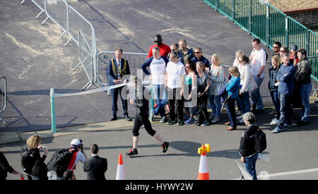 Brighton, Regno Unito. 7 apr, 2017. Il sindaco della città di Brighton e Hove Cllr Pete West apre la maratona di Brighton Village questa mattina con temperature meteo per raggiungere oltre 20 gradi celsius la domenica quando la maratona di Brighton si terrà nella città Credito: Simon Dack/Alamy Live News Foto Stock