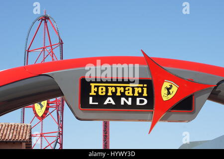 Vila Seca, Spagna. 6 apr, 2017. "Forza rosso", il più alto e più veloce del rullo verticale coaster di Europa può essere visto dietro il cancello di ingresso del nuovo parco dei divertimenti "Ferrari Land' Vila Seca, Spagna, 6 aprile 2017. Il parco è situato a sud di Barcellona, nei pressi di Tarragona. Foto: Carola Frentzen/dpa/Alamy Live News Foto Stock