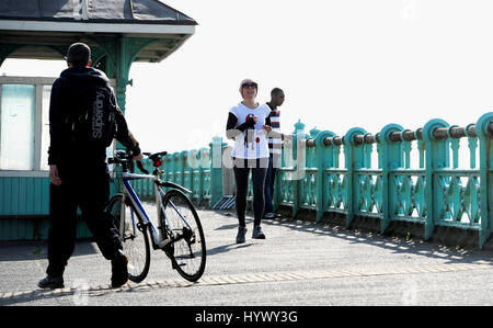 Brighton, Regno Unito. 7 apr, 2017. I corridori godere dello splendido sole sul lungomare di Brighton questa mattina con temperature meteo per raggiungere oltre 20 gradi celsius la domenica quando la maratona di Brighton si terrà nella città Credito: Simon Dack/Alamy Live News Foto Stock