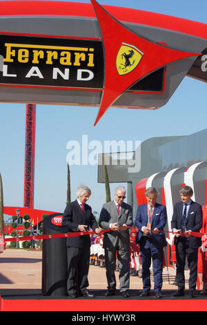 Vila Seca, Spagna. 6 apr, 2017. Piero Ferrari (2-L), figlio del fondatore della società E. Ferrari, si apre il nuovo parco dei divertimenti "Ferrari Land' Vila Seca, Spagna, 6 aprile 2017. È situato a sud di Barcellona. Foto: Carola Frentzen/dpa/Alamy Live News Foto Stock