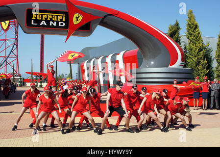 Vila Seca, Spagna. 6 apr, 2017. dpatop - Hostess danza davanti all'ingresso del nuovo parco dei divertimenti "Ferrari Land' in Vila Seca, Spagna, 6 aprile 2017. Il parco è situato a sud di Barcellona, nei pressi di Tarragona. Foto: Carola Frentzen/dpa/Alamy Live News Foto Stock