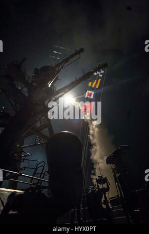 Uss Porter, in mare. 07 apr, 2017. Gli Stati Uniti Navy Arleigh Burke-class guidato-missile destroyer USS Ross lancia Tomahawk missili di crociera a Shayrat airbase in Siria Aprile 7, 2017 nel mar Mediterraneo. Il lancio di 59 missili a lungo raggio su base aerea era in risposta alla Siria utilizzando armi chimiche contro il villaggio di Khan Sheikhun. Credito: Planetpix/Alamy Live News Foto Stock