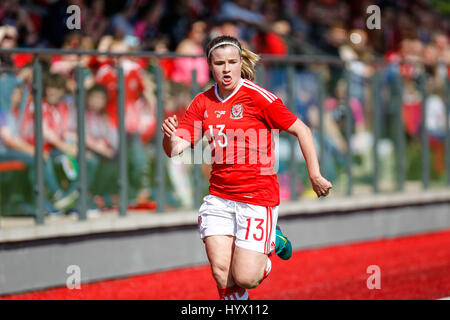 Ystrad Mynach, Wales, Regno Unito, 7 aprile 2017 Hannah miglia del Galles durante la International Womens amichevole tra il Galles e l'Irlanda del Nord al centro di eccellenza sportiva, Ystrad Mynach, Galles. Credito: Immagini di Glitch/Alamy Live News Foto Stock