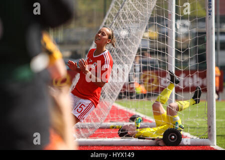 Ystrad Mynach, Wales, Regno Unito, 7 Aprile 201 Charlie Estcourt del Galles durante la International Womens amichevole tra il Galles e l'Irlanda del Nord al centro di eccellenza sportiva, Ystrad Mynach, Galles. Credito: Immagini di Glitch/Alamy Live News Foto Stock