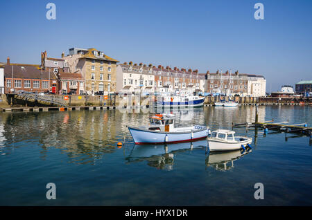 Weymouth Dorset, Regno Unito. 7 apr, 2017. Regno Unito Meteo. Il cielo limpido e il sole caldo al porto presso la località balneare di Weymouth sul Dorset Jurassic Coast. Photo credit: Graham Hunt/Alamy Live News Foto Stock