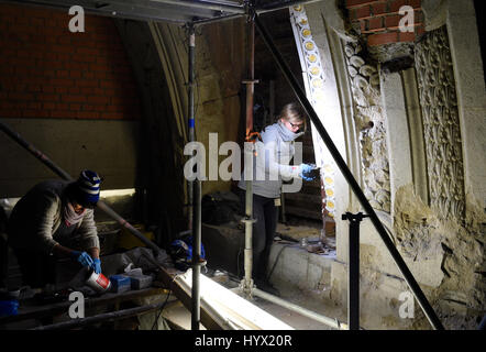 Berlino, Germania. 7 apr, 2017. Su un soffitto temporaneo a livello di impalcatura di costruzione nella storica zona di ingresso due lavoratori di restauro lavoratore su un pezzo di muratura durante un cantiere tour della Staatsbibliothek (Biblioteca di Stato), Berlino, Germania, 7 aprile 2017. La zona di ingresso è alto circa 20 metri. La costruzione è stata sotto lavori di rinnovo e lavoro di estensione per anni. Il restauro del monumento di biblioteca, aperto dall'Imperatore Guglielmo II nel 1914, ha fatto sì che l'80 per cento dell'edificio è chiuso al pubblico. Foto: Rainer Jensen/dpa/Alamy Live News Foto Stock