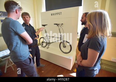 Bristol, Regno Unito. 07 apr, 2017. Bespoked Bristol Handmade Bicycle Show. Produttori artigianali di biciclette di raccogliere da tutto il mondo si riuniranno a Bristol per mostrare la loro mercanzia e competere uno contro l'altro. Essi sono disponibili in tutte le forme e dimensioni e sono realizzati al fine di adattare perfettamente le loro esigenze dei clienti. Essi sono realizzati in nulla da alta fine di acciai a fibra di carbonio e anche in legno.Graham Powell mostra il suo moto 'Piegatura' noleggio di un design innovativo che è stato di 4 anni fa e ha contribuito a lungo da un innovare Regno Unito concedono. Credito Foto: Ian Homer/Alamy Foto Stock