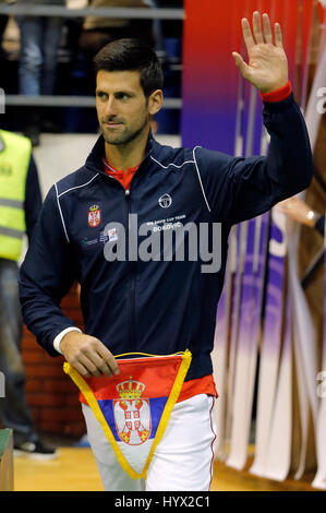 Belgrado. 7 apr, 2017. La Serbia il Novak Djokovic onde per i tifosi durante la cerimonia di apertura della Serbia vs Spagna Davis Cup quarterfinal match di tennis a Belgrado il 7 aprile 2017. Credito: Predrag Milosavljevic/Xinhua/Alamy Live News Foto Stock