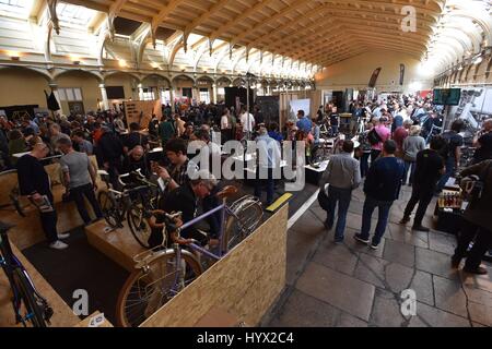 Bristol, Regno Unito. 07 apr, 2017. Bespoked Bristol Handmade Bicycle Show, 7-9 aprile. Produttori artigianali di biciclette di raccogliere da tutto il mondo si riuniranno a Bristol per mostrare la loro mercanzia e competere uno contro l'altro. Essi sono disponibili in tutte le forme e dimensioni e sono realizzati al fine di adattare perfettamente le loro esigenze dei clienti. Essi sono realizzati in nulla da alta fine di acciai a fibra di carbonio e anche in legno.Picture credit: Ian Homer/Alamy Foto Stock