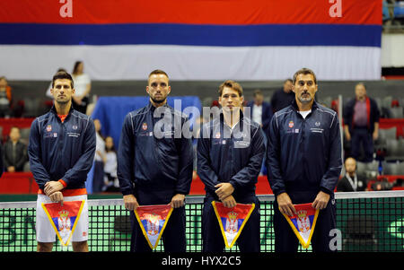 Belgrado, Viktor Troicki. 7 apr, 2017. La Serbia (L-R) Novak Djokovic, Viktor Troicki, Dusan Lajovic e Nenad Zimonjic ascoltare l'inno nazionale durante la cerimonia di apertura della Serbia vs Spagna Davis Cup quarterfinal match di tennis a Belgrado il 7 aprile 2017. Credito: Predrag Milosavljevic/Xinhua/Alamy Live News Foto Stock