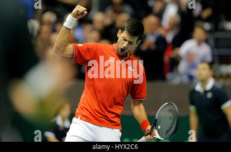 Belgrado. 7 apr, 2017. La Serbia il Novak Djokovic festeggia dopo aver vinto un punto contro la Spagna di Albert Ramos-Vinolas durante il loro Davis Cup quarterfinal match di tennis a Belgrado il 7 aprile 2017. Credito: Predrag Milosavljevic/Xinhua/Alamy Live News Foto Stock