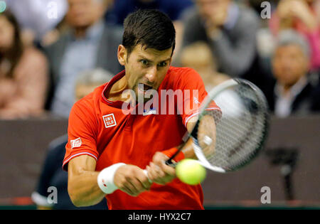 Belgrado. 7 apr, 2017. La Serbia il Novak Djokovic restituisce la palla alla Spagna di Albert Ramos-Vinolas durante il loro Davis Cup quarterfinal match di tennis a Belgrado il 7 aprile 2017. Credito: Predrag Milosavljevic/Xinhua/Alamy Live News Foto Stock