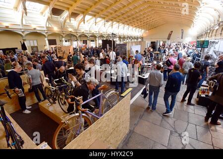 Bristol, Regno Unito. 07 apr, 2017. Bespoked Bristol Handmade Bicycle Show. Produttori artigianali di biciclette di raccogliere da tutto il mondo si riuniranno a Bristol per mostrare la loro mercanzia e competere uno contro l'altro. Essi sono disponibili in tutte le forme e dimensioni e sono realizzati al fine di adattare perfettamente le loro esigenze dei clienti. Essi sono realizzati in nulla da alta fine di acciai a fibra di carbonio e anche in legno.Picture credit: Ian Homer/Alamy Foto Stock