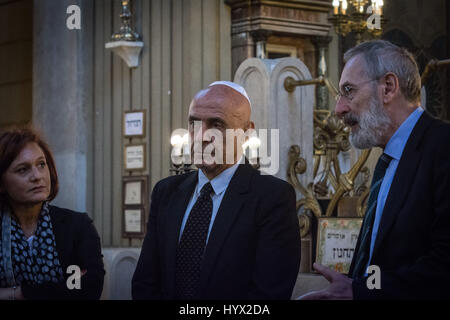 Roma, Italia. 07 apr, 2017. Roma 07 Aprile 2017, visita ufficiale alla sinagoga di Roma per il ministro degli interni Marco Minniti, ha accolto con favore la moming dal Rabbino Capo Riccardo Di Segni, il presidente della comunità ebraica di Roma Ruth Durghello europea e il Presidente delle comunità ebraiche italiane Noemi Di Segni. in picutured Marco Minniti, Ruth Durghello, Riccardo Di Segni Credito: Andrea Ronchini/Alamy Live News Foto Stock