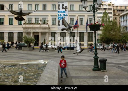 Athens Town Hall su Kotzias Square nel centro della capitale greca nella foto durante la documenta 14 art festival, Atene, Grecia, 7 aprile 2017. L'esposizione internazionale d'arte documenta 14 sarà in mostra ad Atene, Grecia, dal 8 aprile fino al 16 luglio, e poi a Kassel in Germania, 10 giugno fino al 17 settembre 2017. Foto: Angelos Tzortzinis/dpa Foto Stock