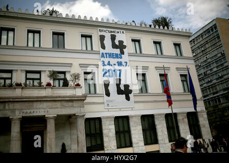 Un banner pubblicizza documenta 14 art festival presso il Municipio su Kotzias Square nel centro della capitale greca, Atene, Grecia, 7 aprile 2017. L'esposizione internazionale d'arte documenta 14 sarà in mostra ad Atene, Grecia, dal 8 aprile fino al 16 luglio, e poi a Kassel in Germania, 10 giugno fino al 17 settembre 2017. Foto: Angelos Tzortzinis/dpa Foto Stock