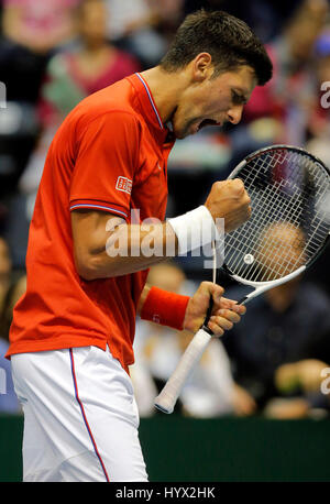 Belgrado. 7 apr, 2017. La Serbia il Novak Djokovic festeggia dopo aver vinto un punto contro la Spagna di Albert Ramos-Vinolas durante il loro Davis Cup quarterfinal match di tennis a Belgrado il 7 aprile 2017. Credito: Predrag Milosavljevic/Xinhua/Alamy Live News Foto Stock