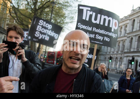 Londra, Regno Unito. 07 apr, 2017. Londra, 7 aprile 2017. Anti guerra manifestanti dimostrare a Londra al di fuori di Downing Street dopo il missile ci urta contro un siriano base dell'aria nella scia di un sospetto di attacco chimico. Nella foto: un uomo che affermava di essere un rifugiato siriano distrugge i manifestanti' chants contro Theresa Maggio il supporto per la Trump's attacchi missilistici. Credito: Paolo Davey/Alamy Live News Foto Stock