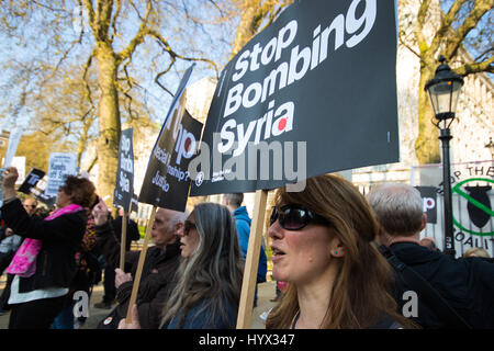 Londra, Regno Unito. 07 apr, 2017. Londra, 7 aprile 2017. Anti guerra manifestanti dimostrare a Londra al di fuori di Downing Street dopo il missile ci urta contro un siriano base dell'aria nella scia di un sospetto di attacco chimico. Credito: Paolo Davey/Alamy Live News Foto Stock