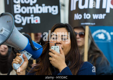 Londra, Regno Unito. 07 apr, 2017. Londra, 7 aprile 2017. Anti guerra manifestanti dimostrare a Londra al di fuori di Downing Street dopo il missile ci urta contro un siriano base dell'aria nella scia di un sospetto di attacco chimico. Credito: Paolo Davey/Alamy Live News Foto Stock