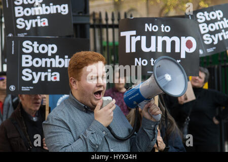 Londra, Regno Unito. 07 apr, 2017. Londra, 7 aprile 2017. Anti guerra manifestanti dimostrare a Londra al di fuori di Downing Street dopo il missile ci urta contro un siriano base dell'aria nella scia di un sospetto di attacco chimico. Credito: Paolo Davey/Alamy Live News Foto Stock