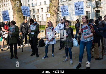 Londra, Regno Unito. 07 apr, 2017. Londra, 7 aprile 2017. Anti guerra manifestanti dimostrare a Londra al di fuori di Downing Street dopo il missile ci urta contro un siriano base dell'aria nella scia di un sospetto di attacco chimico. Credito: Paolo Davey/Alamy Live News Foto Stock