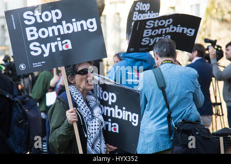 Londra, Regno Unito. 07 apr, 2017. Londra, 7 aprile 2017. Anti guerra manifestanti dimostrare a Londra al di fuori di Downing Street dopo il missile ci urta contro un siriano base dell'aria nella scia di un sospetto di attacco chimico. Credito: Paolo Davey/Alamy Live News Foto Stock