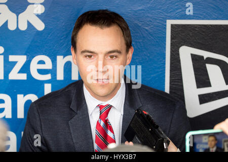 Philadelphia, Pennsylvania, USA. 7 apr, 2017. Philadelphia Phillies general manager Matt Klentak parla ai media durante la MLB gioco tra i cittadini di Washington e Philadelphia Phillies al Citizens Bank Park di Philadelphia, Pennsylvania. Christopher Szagola/CSM/Alamy Live News Foto Stock