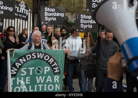 Londra, Regno Unito. 7 apr, 2017. Manifestanti tenere premuto 'Stop bombardamento Siria' cartelloni durante un arresto della coalizione bellica dimostrazione opposta a Downing Street . Gli Stati Uniti hanno lanciato un missile strike in Siria dopo i rapporti che il Presidente siriano Bashar al-Assad ha usato armi chimiche in un attentato nel proprio paese. Credito: Thabo Jaiyesimi/Alamy Live News Foto Stock