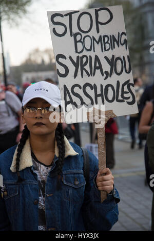 Londra, Regno Unito. 7 apr, 2017. Un manifestante detiene una targhetta durante un arresto della coalizione bellica dimostrazione opposta a Downing Street . Gli Stati Uniti hanno lanciato un missile strike in Siria dopo i rapporti che il Presidente siriano Bashar al-Assad ha usato armi chimiche in un attentato nel proprio paese. Credito: Thabo Jaiyesimi/Alamy Live News Foto Stock