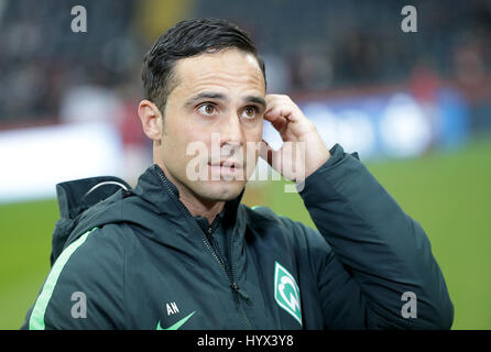 Francoforte, Germania. 7 apr, 2017. Brema Trainer Alexander Nouri durante un colloquio di lavoro durante il tedesco della prima divisione della Bundesliga partita di calcio tra Eintracht Francoforte e Werder Brema la Commerzbank Stadium di Francoforte, Germania, 7 aprile 2017. (EMBARGO CONDIZIONI - ATTENZIONE: grazie alle linee guida di accreditamento, il DFL consente solo la pubblicazione e utilizzazione di fino a 15 immagini per corrispondenza su internet e nei contenuti multimediali in linea durante la partita.) Foto: Hasan Bratic/dpa/Alamy Live News Foto Stock