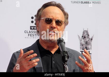 Hollywood, CA. 7 apr, 2017. Billy Crystal nella foto al padre e figlio di mano e piede Cerimonia di stampa per Carl Reiner e Rob Reiner a TCL Chinese Theatre in Hollywood, la California il 7 aprile 2017. Credito: David Edwards/media/punzone Alamy Live News Foto Stock