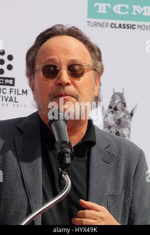 Hollywood, CA. 7 apr, 2017. Billy Crystal nella foto al padre e figlio di mano e piede Cerimonia di stampa per Carl Reiner e Rob Reiner a TCL Chinese Theatre in Hollywood, la California il 7 aprile 2017. Credito: David Edwards/media/punzone Alamy Live News Foto Stock